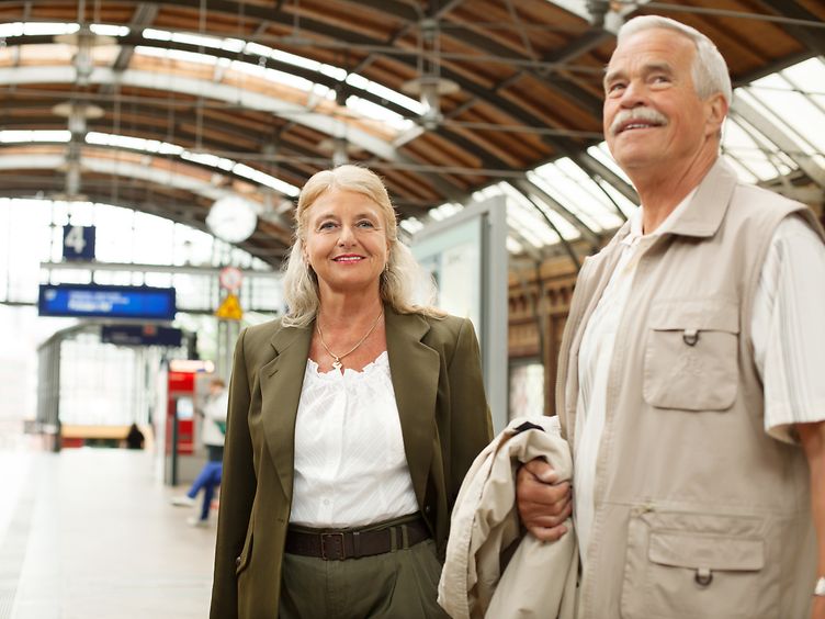 Senioren-Paar am Bahnhof