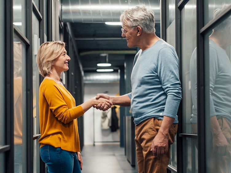 Zwei Personen geben sich die Hand