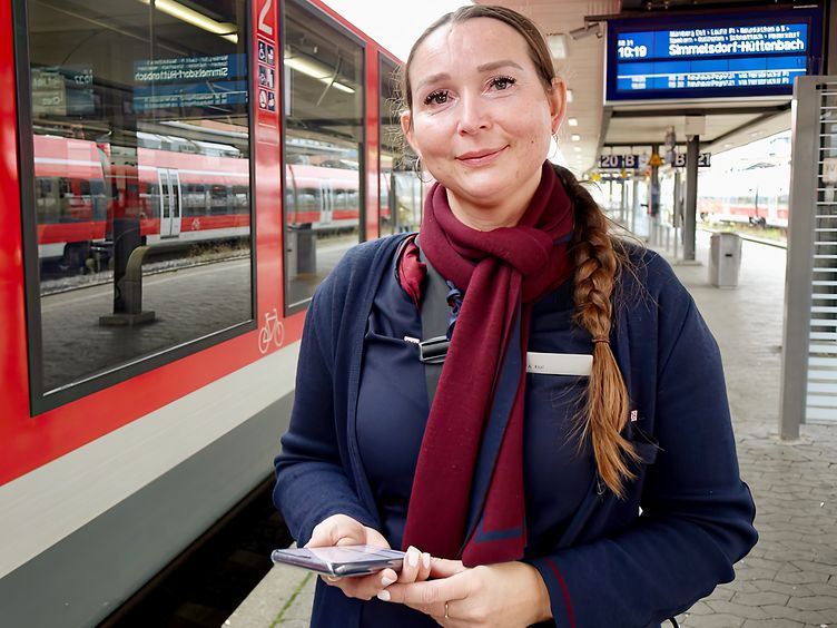 DB Mitarbeiterin am Bahnhof