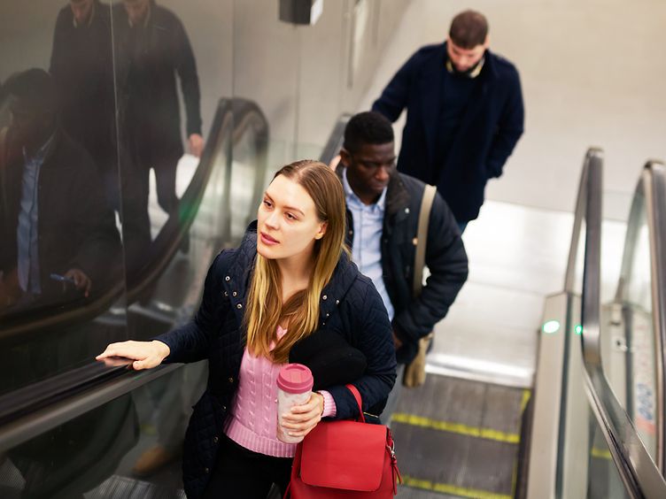 Personen auf einer Rolltreppe