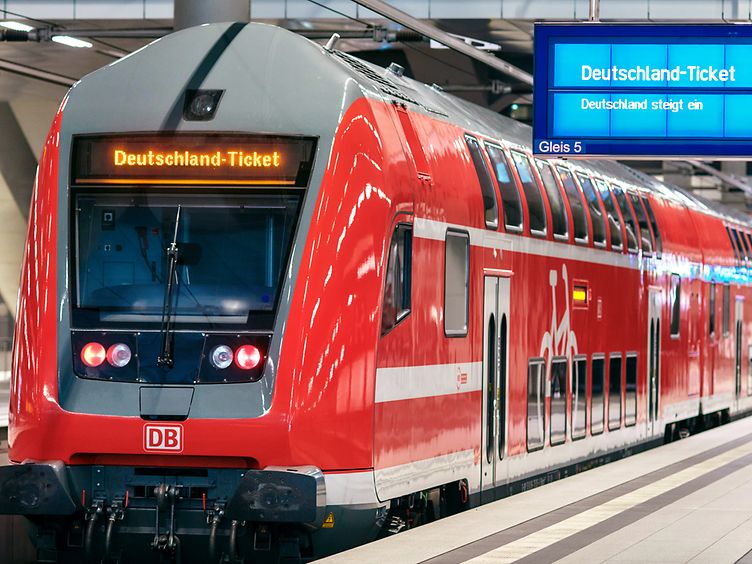 Regionalzug mit Zugzielanzeiger "Deutschland-Ticket"