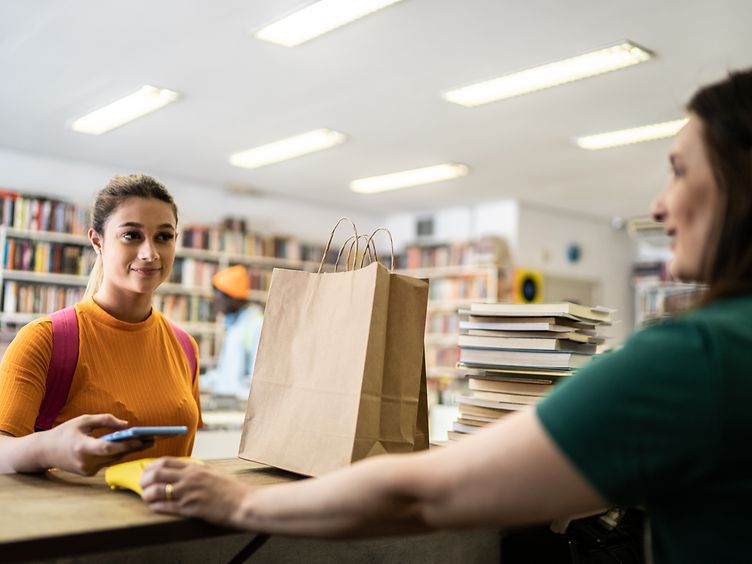 Frau in einer Buchhandlung