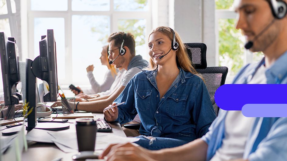 Personen mit Headset im Büro