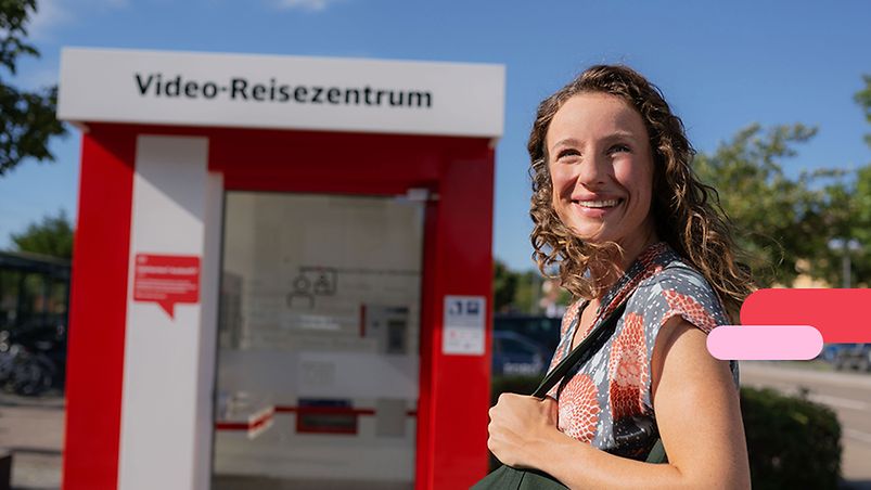 Frau vor einem Video-Reisezentrum