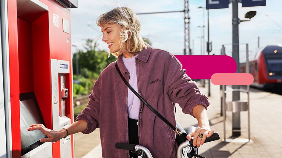 Frau an einem Fahrkartenautomat