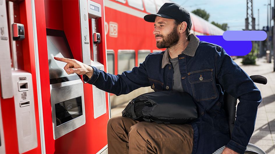 Mann mit Rollstuhl am Fahrkartenautomat