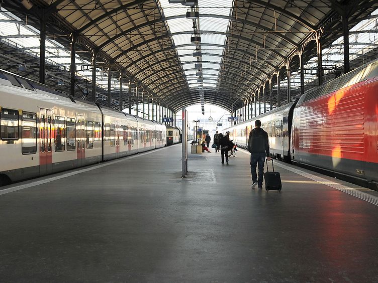 Menschen am Bahnhof